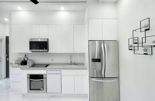 Driftwood House | Private Hollywood Guest suite, 1 bedroom, full kitchen, full bathroom