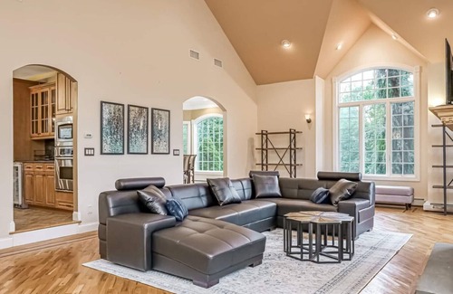 Stony Point House | Private Home In The Hills of Pomona