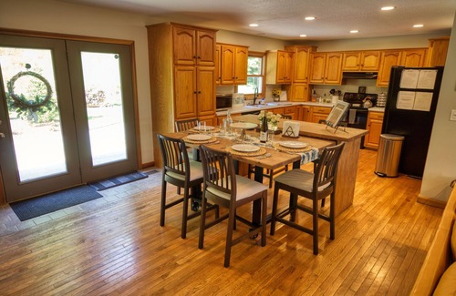 Carbon Hill House | Private home near Hocking Hills! King bed, hot tub, game room, fire place!