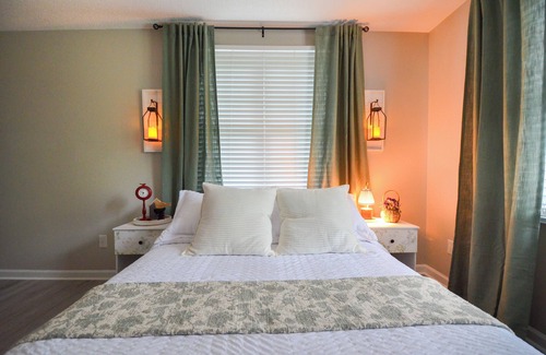 Wake Forest Other | Private Homestead, 1.5 Acres, Spa, Gym, Firepit, Chickens, King Suite, Pets