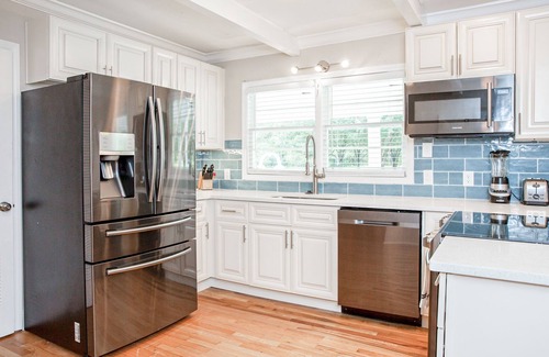 Conyers House | ✩ Private ✩ Horse Park ✩ Hot tub ✩ Ping-pong ✩ Foosball ✩ 4500 sqft ✩ Sleeps 20