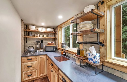 New Meadows Cottage | Private Hot Spring | Off Grid | River | Brundage