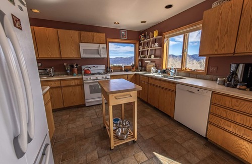 Nathrop House | Private Hot Tub! Dog Friendly, Amazing Views!