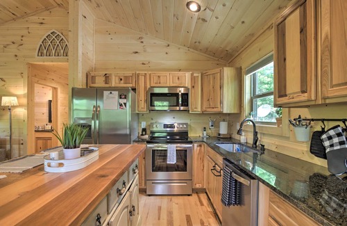 Murphy Cabin | Private Hot Tub & EV Charger: Cozy Murphy Cabin!