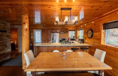 Val-des-Lacs Ski Chalet | Private Hot Tub | Hiking | Skiing | Carriole