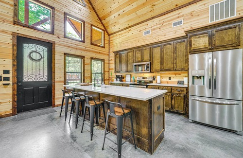 Broken Bow Cabin | Private Hot Tub: Luxe Cabin in Broken Bow!