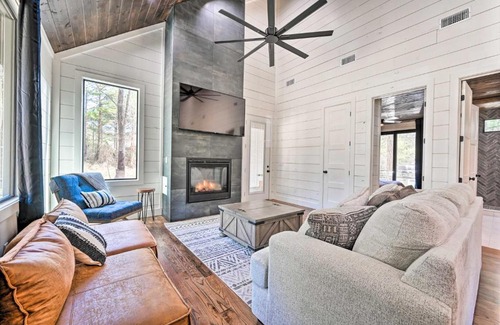 Hochatown House | Private Hot Tub, Outdoor Fireplace Broken Bow Gem
