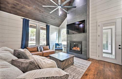 Hochatown House | Private Hot Tub, Outdoor Fireplace Broken Bow Gem