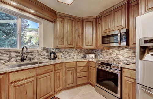 Keystone Condo | Private Hot Tub Overlooking Keystone/Quick Walk to the Slopes!