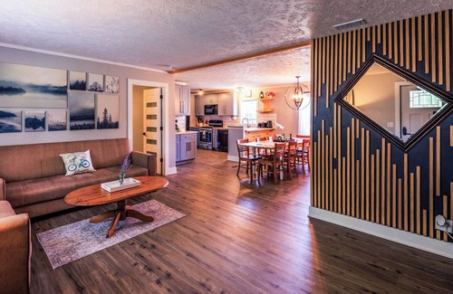 Wellston House | Private Hot Tub Retreat with "Movie Theatre" - Fox Lodge by Janix Escapes