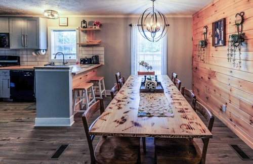 Wellston House | Private Hot Tub Retreat with "Movie Theatre" - Fox Lodge by Janix Escapes