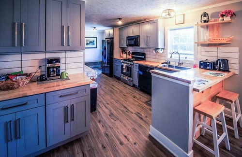 Wellston House | Private Hot Tub Retreat with "Movie Theatre" - Fox Lodge by Janix Escapes