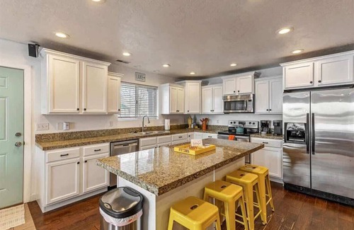 Garden City House | Private Hot tub, Sauna, Prime Location!