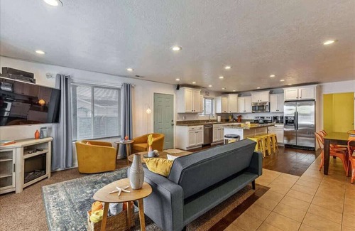 Garden City House | Private Hot tub, Sauna, Prime Location!