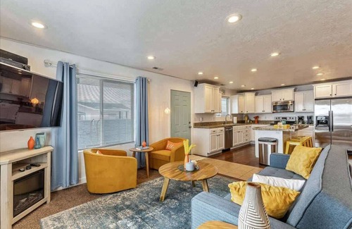 Garden City House | Private Hot tub, Sauna, Prime Location!
