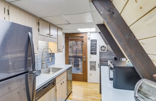 Charter Hills Cabin | Private Hot Tub: Cabin 1 Mi to Beech Mountain!