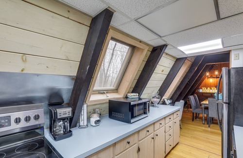 Charter Hills Cabin | Private Hot Tub: Cabin 1 Mi to Beech Mountain!