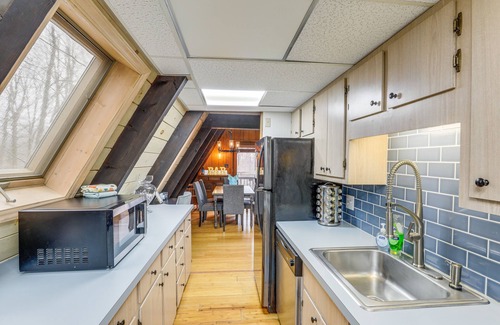Charter Hills Cabin | Private Hot Tub: Cabin 1 Mi to Beech Mountain!