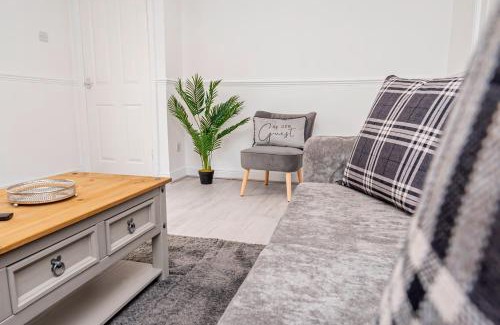 Smethwick House | Private immaculate contractor and leisure stay with large driveway