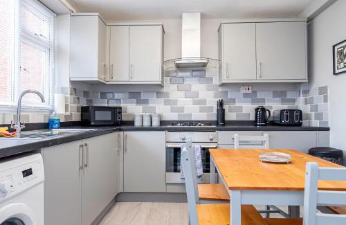 Smethwick House | Private immaculate contractor and leisure stay with large driveway
