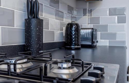 Smethwick House | Private immaculate contractor and leisure stay with large driveway