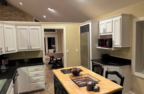 Cedar Rapids House | Private In City retreat 12+ Guests 4 bedrooms 3.5 Bath +Bonus Kitchen downstair