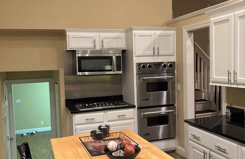 Cedar Rapids House | Private In City retreat 12+ Guests 4 bedrooms 3.5 Bath +Bonus Kitchen downstair