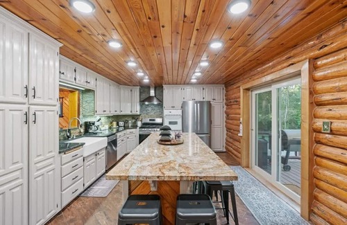 Rigby Cabin | Private Island, Fire Pit, & Arcade