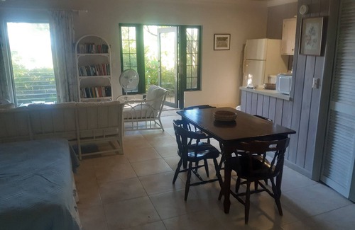 George Town Apartment | Private Island w Causeway to Town, 2 Bedroom, 2 bathroom, Full kitchen, Sleeps 6