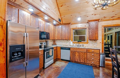 Octavia Cabin | *Private Island*w/free kayaks, hot tub and VIEWS!