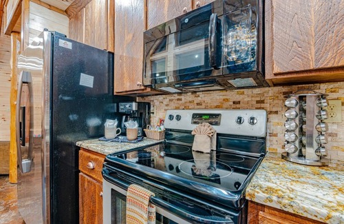 Octavia Cabin | *Private Island*w/free kayaks, hot tub and VIEWS!