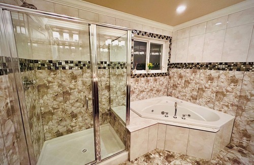 West Newton - Highway 10 House | Private king bed Room with Jacuzzi tub and Separate Entry