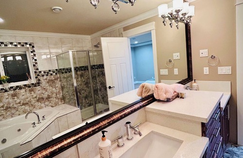 West Newton - Highway 10 House | Private king bed Room with Jacuzzi tub and Separate Entry