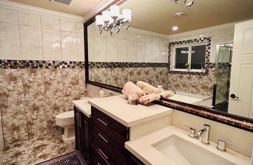 West Newton - Highway 10 House | Private king bed Room with Jacuzzi tub and Separate Entry