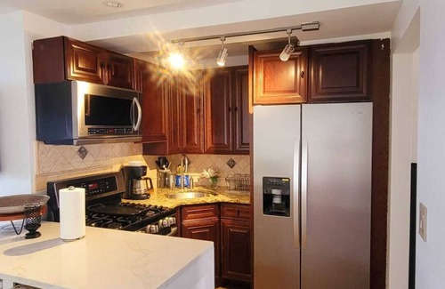 Throgs Neck House | Private King size suite with hot tub & own bathroom