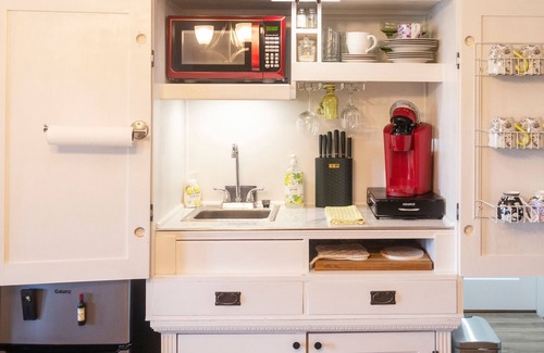 Bella Vista Apartment | Private Lake Avalon Basement Apartment – Dock, Fire Pit & Views
