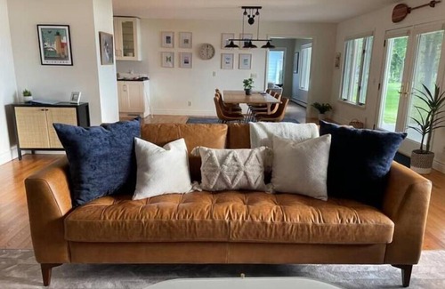 Grawn House | Private Lakehouse Retreat - The Getaway at Duck Lake