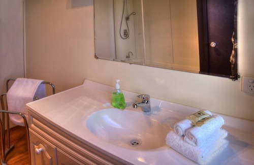 Coles Bay House | Private & located on 20 acres. Bath tub. Free wifi. Fireplace.