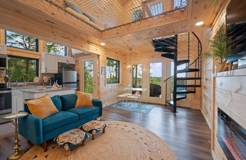 Campton Apartment | Private Lux Getaway/Hot-Tub/Net Loft - Birdhouse