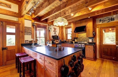 Hood Cabin | Private Luxury Cabin, Stunning Mountain Views & Hot Tub by Shenandoah