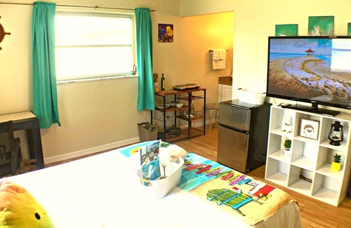 Boynton Beach House | Private Master Bedroom+Bath near Beach, Shopping +Kitchenette & Laundry