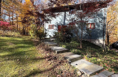 Clinton Corners House | Private modern home of six acres
