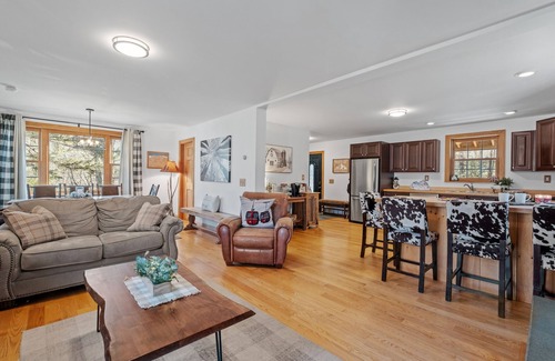 West Bridgewater House | Private, new home near Skyeship gondola with four fireplaces, washer/dryer, WiFi