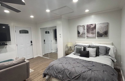 Downey House | Private Newly Furnished & Cozy Studio Perfect for 1-2 Guests