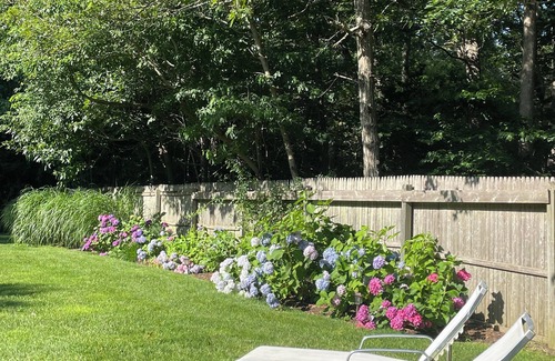 Springs House | Private Oasis. Walk to Waterfront Dining. Large Garden & Pool. Dog-Friendly