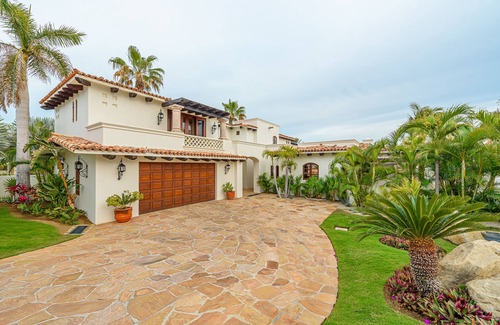 Buzzards House | Private ocean view 4bd villa. Pet friendly. Steps to the Pristine Beach.