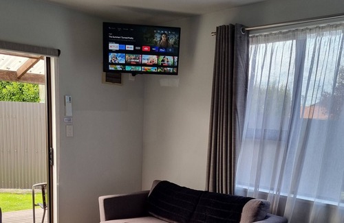 Redwood Apartment | Private open plan self-contained unit. Cooking facilities. King Size bed.