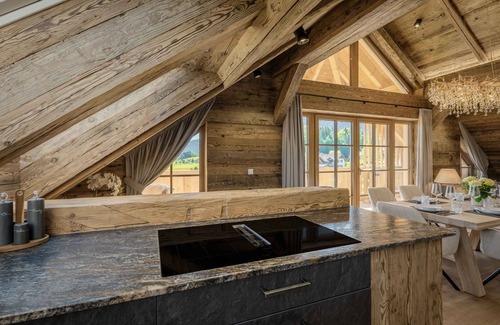 Strobl Apartment | Private panoramic retreat high above Lake Wolfgangsee - with hot tub, far-reaching views & style