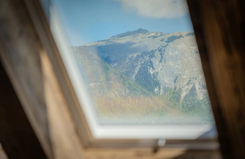Strobl Apartment | Private panoramic retreat high above Lake Wolfgangsee - with hot tub, far-reaching views & style