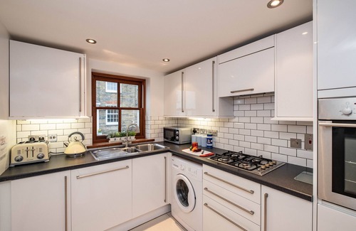 Treator Cottage | PRIVATE PARKING, Cottage in Padstow, old part of town, family & pet friendly